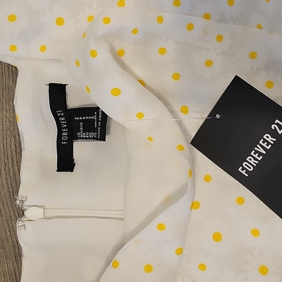 Forever 21 Daisy Print Puff Sleeve Mini Dress NWT - Picture 2 of 6